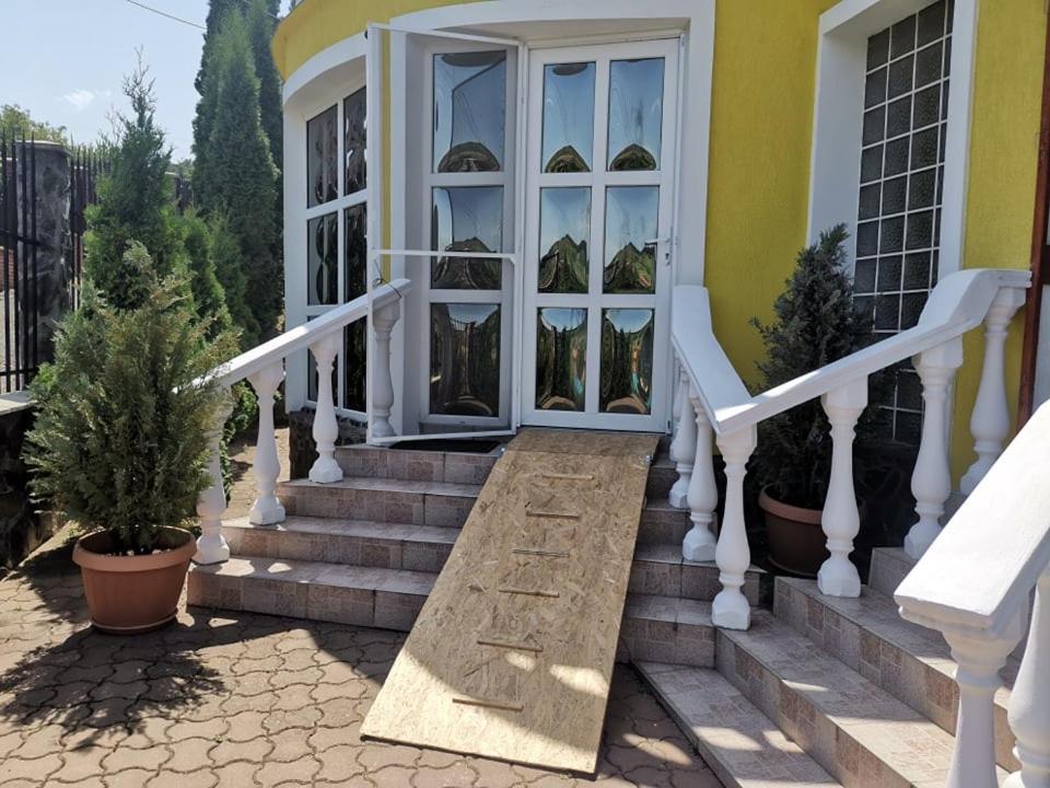 Готель Stars Livezeni Ivanesti Екстер'єр фото